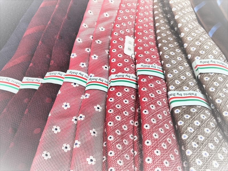 色とりどりのカラフルなネクタイが増える春先。この時期だからこそカラフルなネクタイを手に入れやすい。