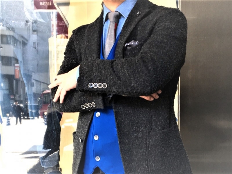 ジャケットとシャツの間に１枚加えたニットセーター。画像はジレタイプのニット。フランネルジャケットと呼ばれる毛羽立ちあるジャケット・スーツに合わせられます。