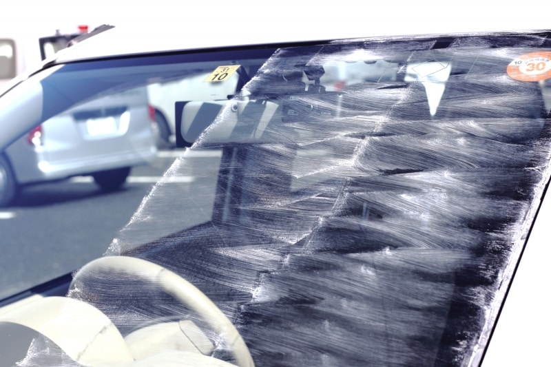 フロントガラスに傷がつかないようにしましょう