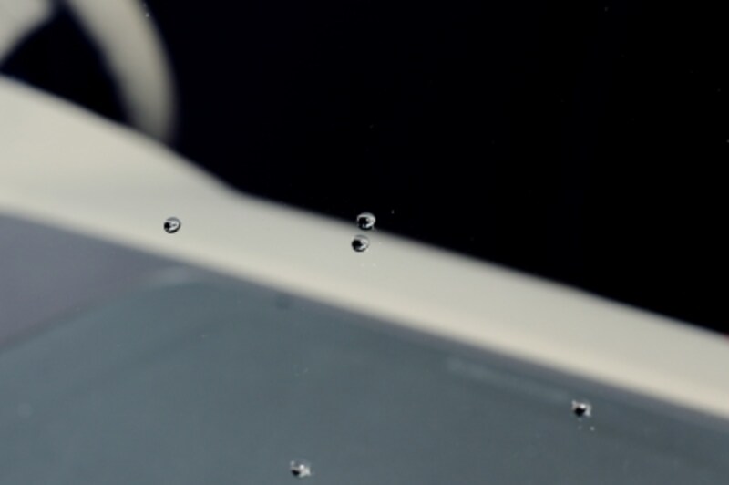 撥水コーティングが効いていると残った水滴は小さな球体に近い状態になります。