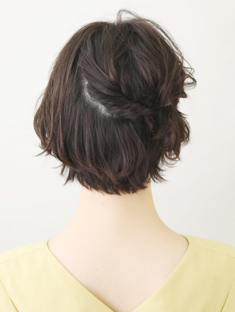 後頭部の髪をねじってとめる【耳かけショートアレンジ】