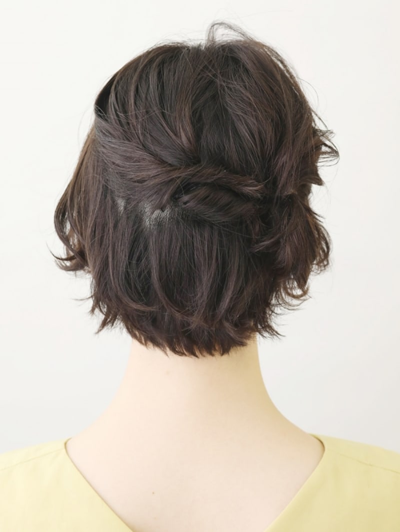 左サイドの髪をとり、ねじってとめる【耳かけショートアレンジ】