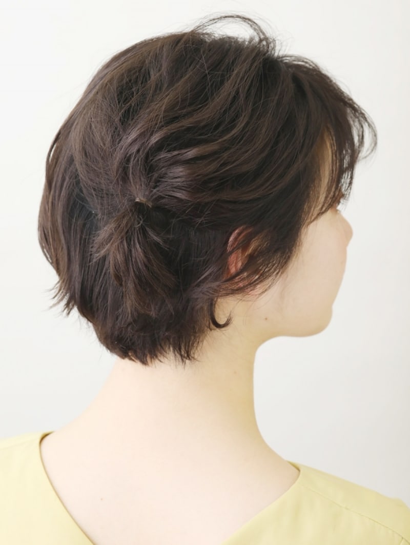 耳の斜め上で髪を結ぶ【耳かけショートアレンジ】