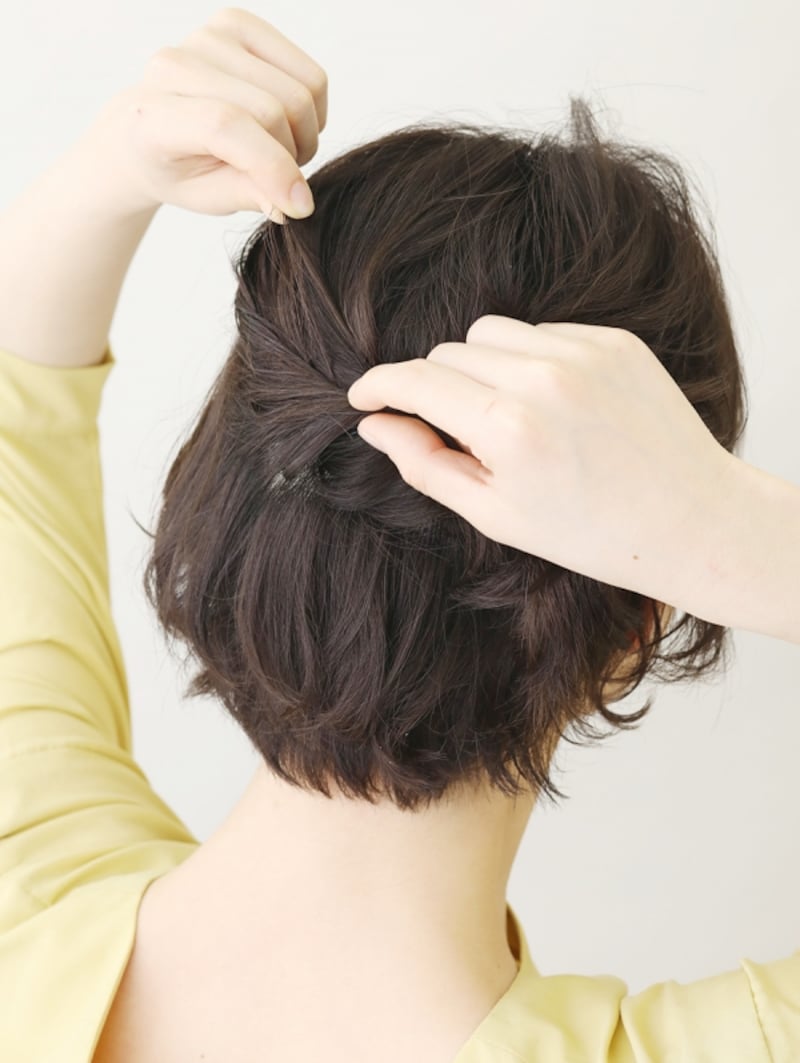 ピンを押さえながら髪を引き出す【耳かけショートアレンジ】