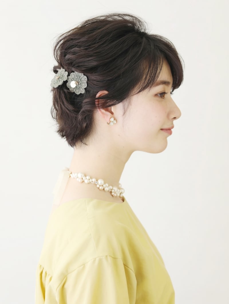 ショートでも崩れにくい!フェミニンな耳かけアレンジ