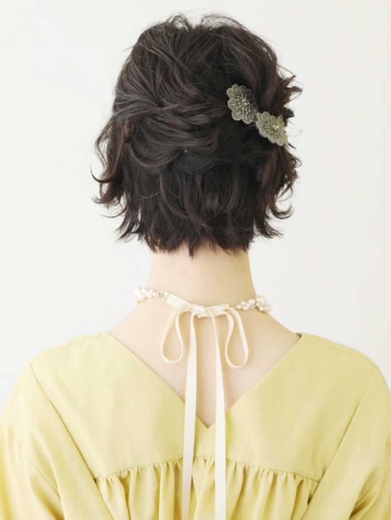ショートでも崩れにくい!フェミニンな耳かけアレンジ