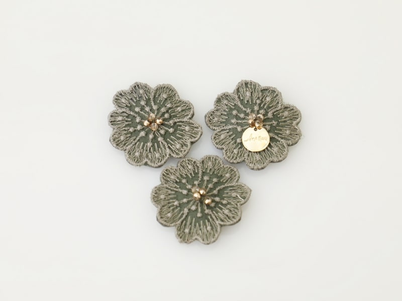 カーキ色のヘアクリップ