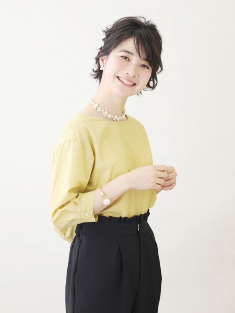 肌なじみのよいイエローのブラウス