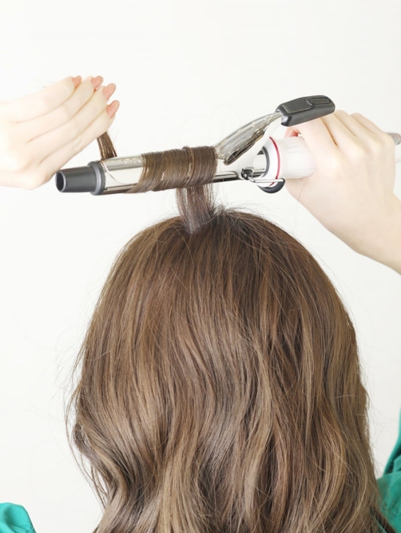 トップの髪をコテで巻く【ミディアムで簡単お団子ヘア】