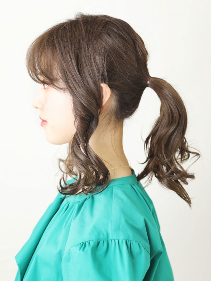 後頭部でひとつに結ぶ