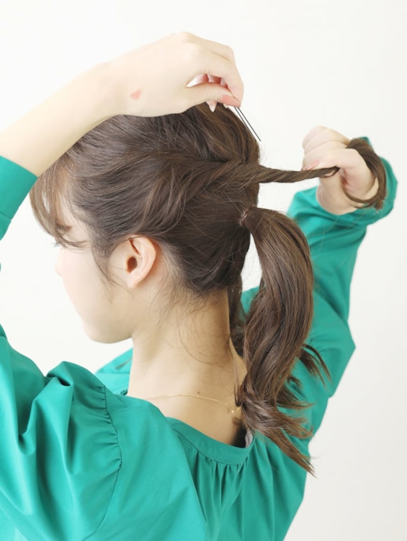 耳前の髪をねじって後ろでとめる【ミディアムで簡単お団子ヘア】