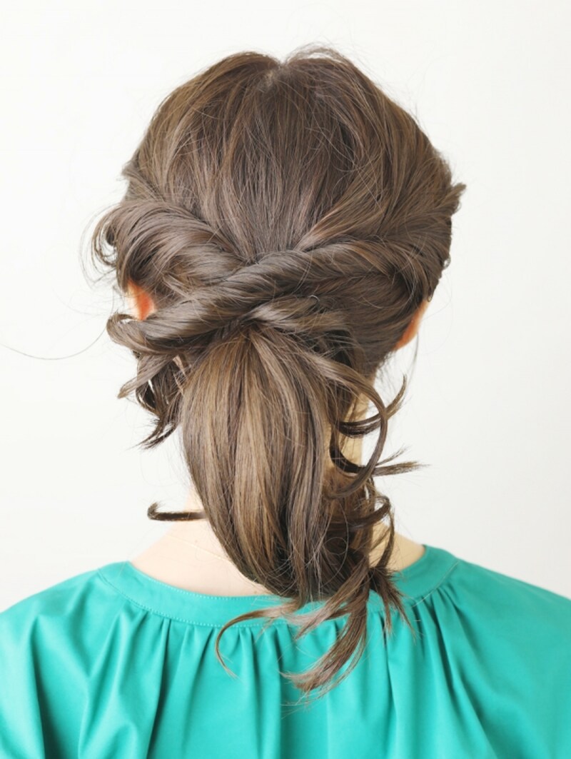 両サイドの毛束を留めた状態【ミディアムで簡単お団子ヘア】