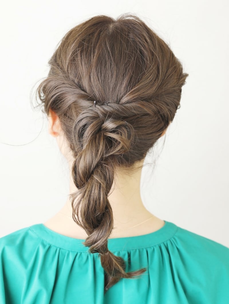 ねじり編みにする【ミディアムで簡単お団子ヘア】