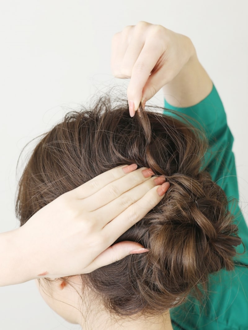 細かく毛束を引き出す【ミディアムで簡単お団子ヘア】