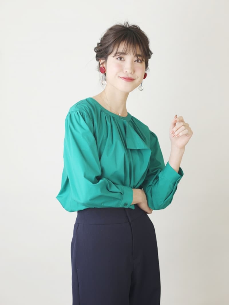 グリーンのブラウスにアクセサリーをプラス