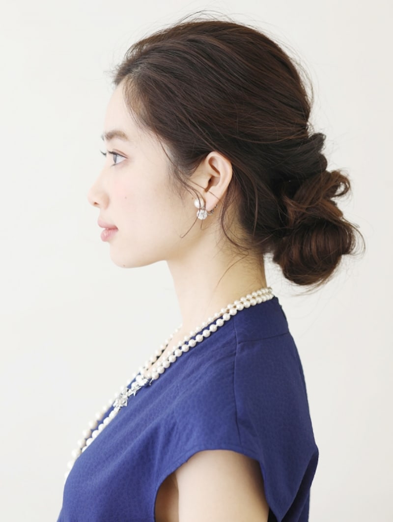 髪が多くてもおしゃれにキマる簡単シニヨンアレンジ