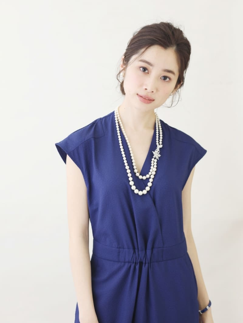 ネイビーのオールインワンで大人クールに