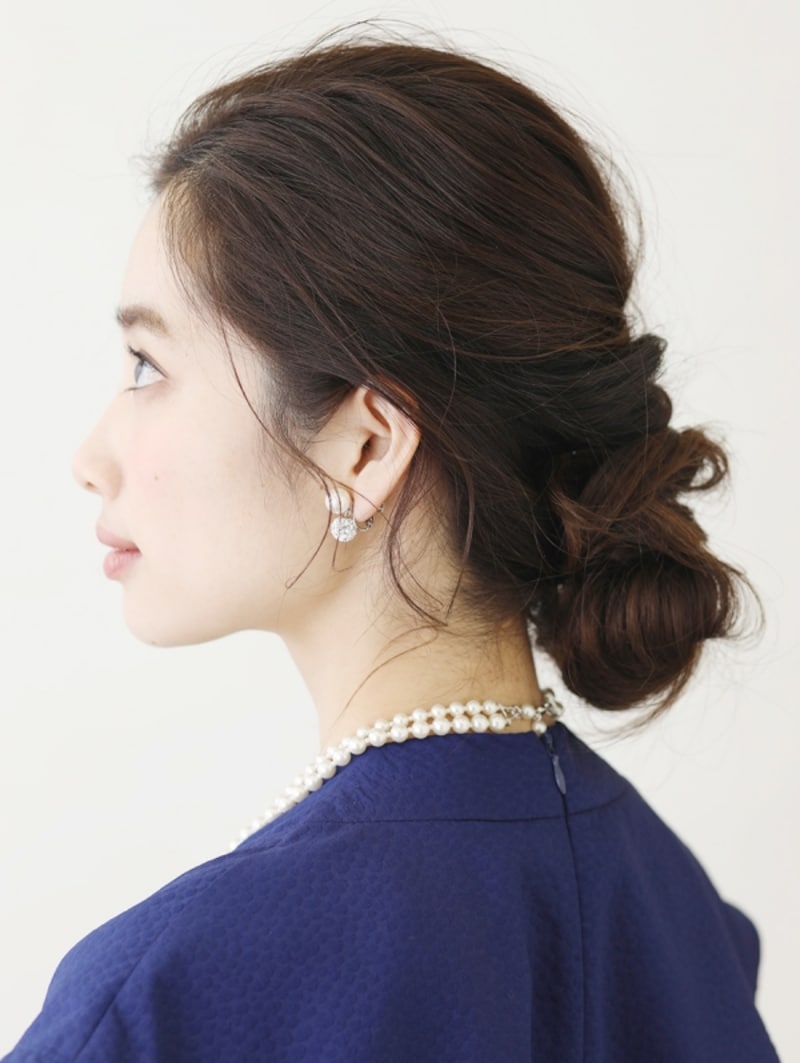 襟足の下あたりに大きめのシニヨンを