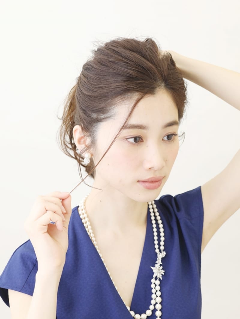 全体をコテで巻き、前髪をひとすじ残す【髪が多くてもOKの簡単シニヨン】