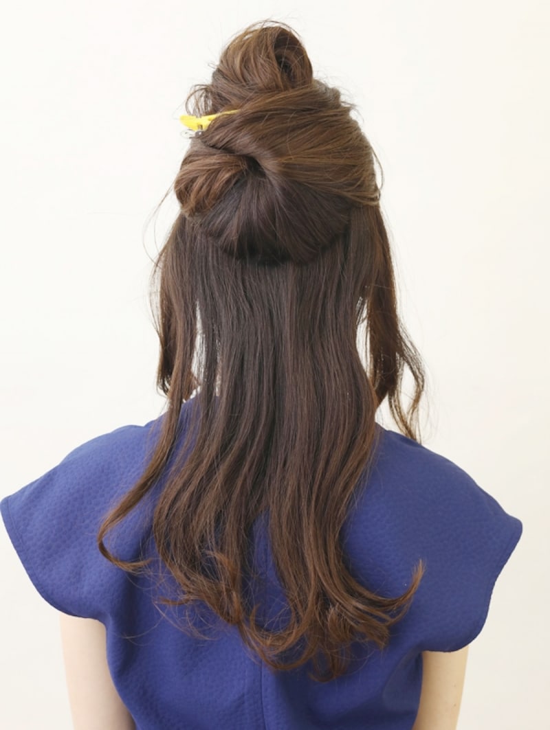 後頭部はV字にブロッキング【髪が多くてもOKの簡単シニヨン】