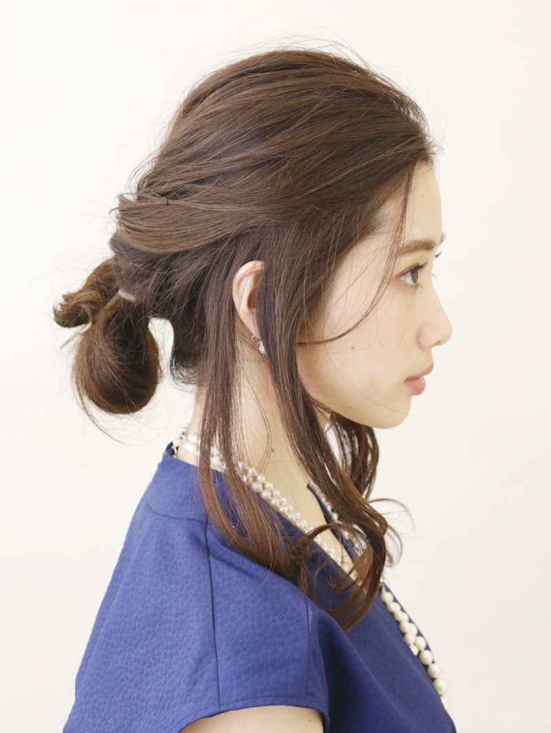 毛束を輪っかにしてシニヨンに【髪が多くてもOKの簡単シニヨン】