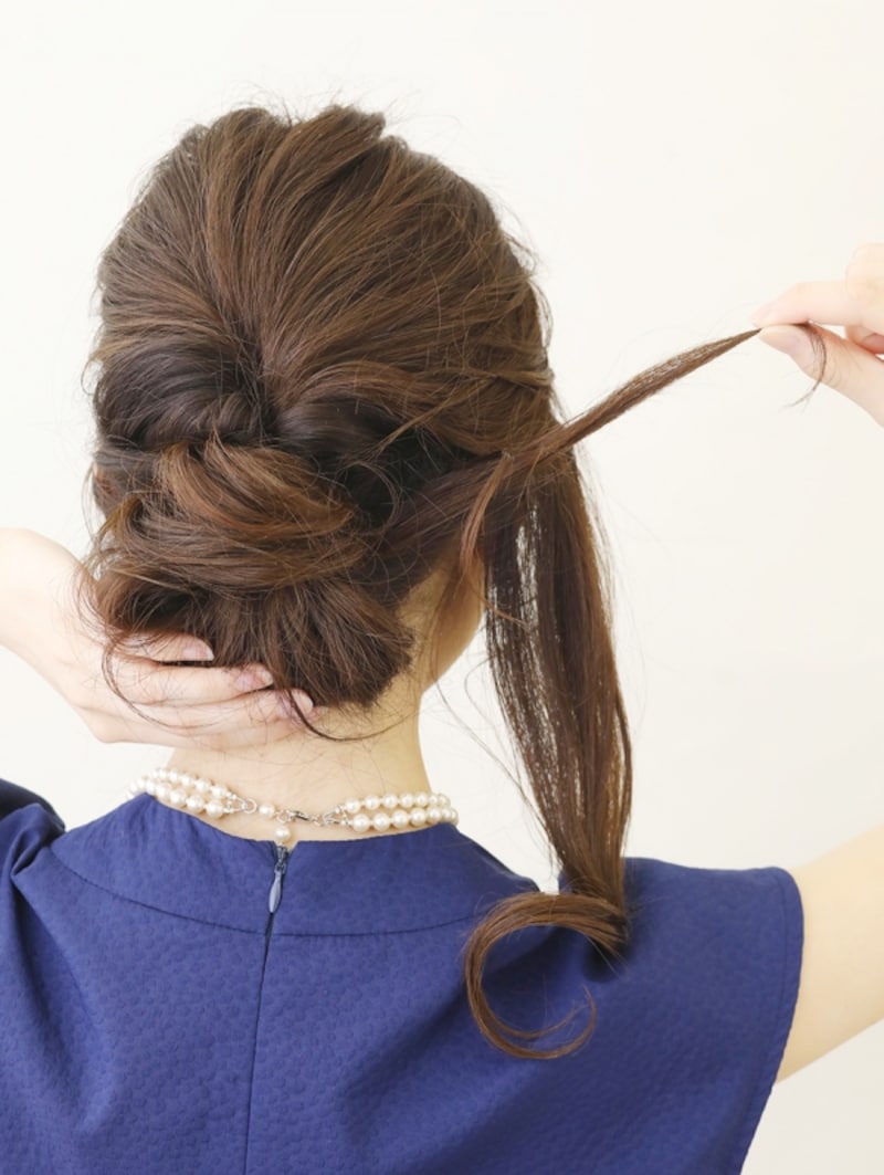 両サイドの髪を巻きつける髪が多くてもOKの簡単シニヨン】