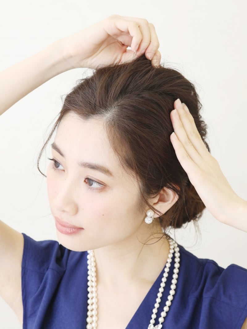 表面の毛を引き出す【髪が多くてもOKの簡単シニヨン】