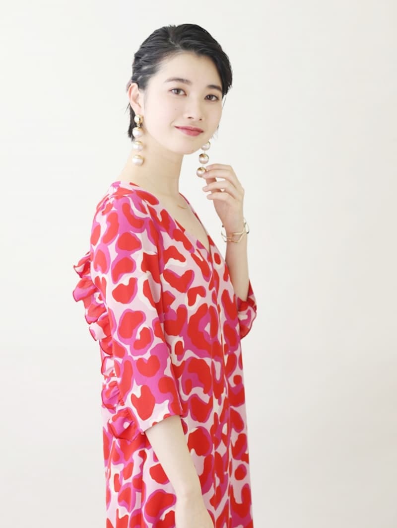 鮮やかな色が目を引くワンピース
