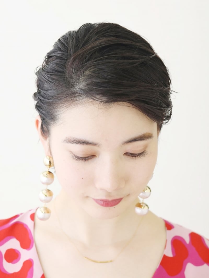 顔のサイドをタイトにまとめる