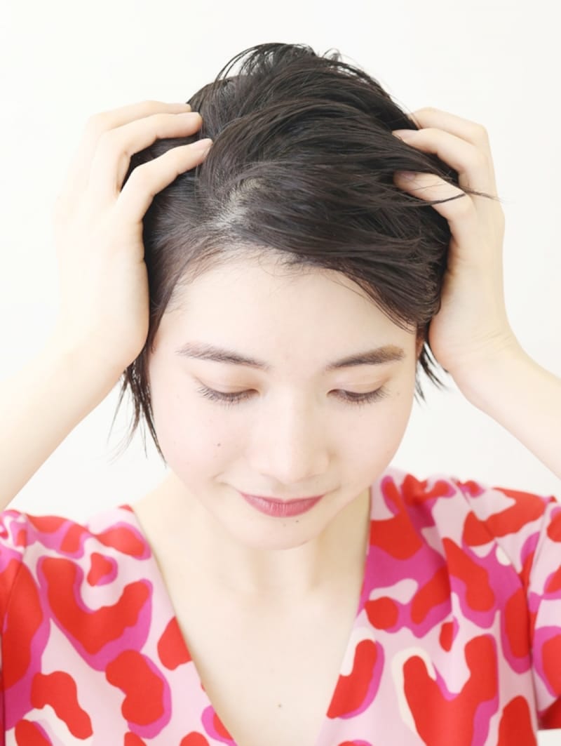 髪全体にグリースを揉みこむ【ヘアグリースでハンサムショートアレンジ】