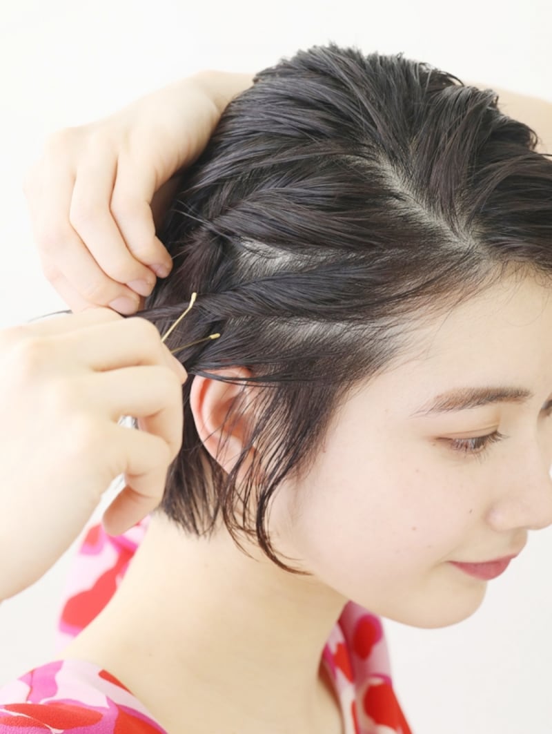 耳上の中間の髪をねじってピンで留める【ヘアグリースでハンサムショートアレンジ】