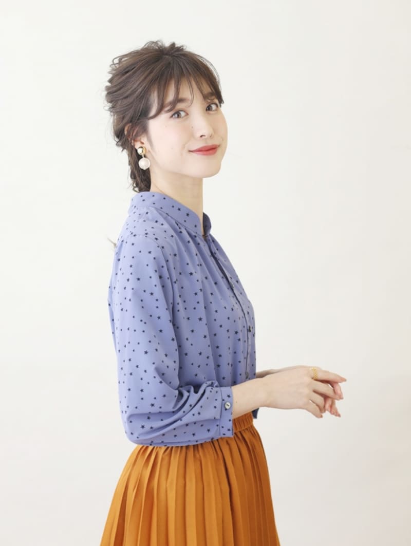 星柄のブルーのブラウスで大人かわいく!