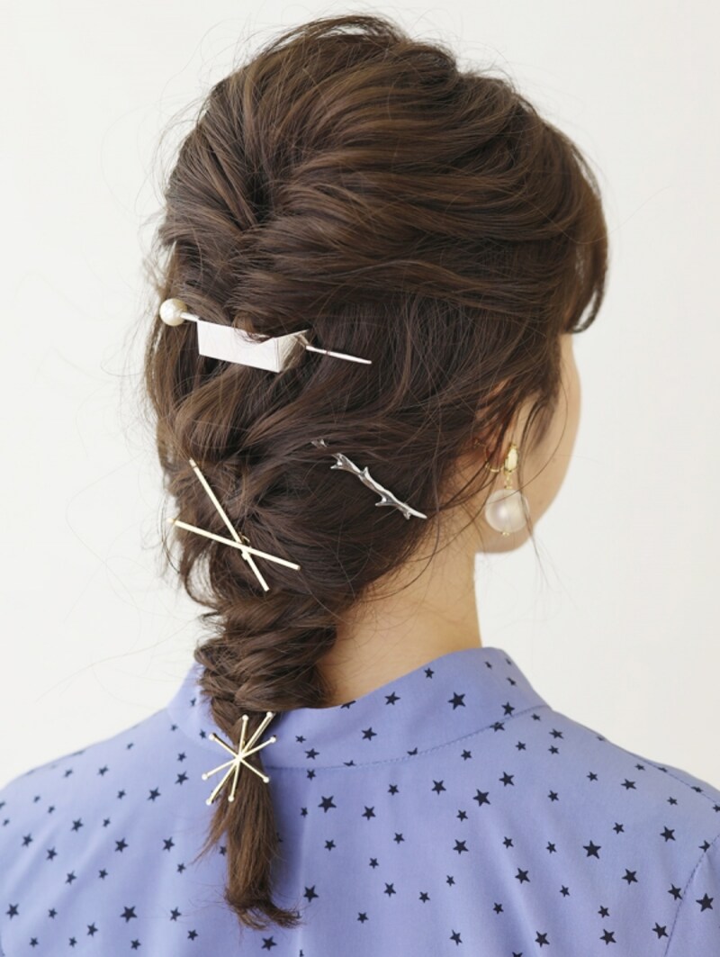 髪を数本ずつ引き出してほぐす