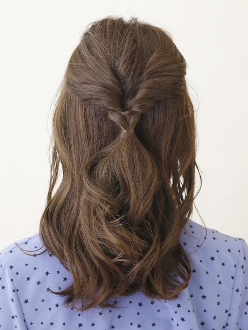 ブロッキングした髪をくるりんぱ【フィッシュボーンアレンジ】