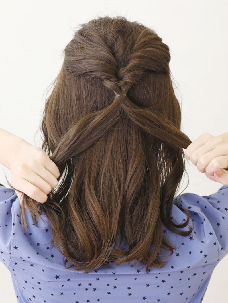 毛束を2つに分ける【フィッシュボーンアレンジ】