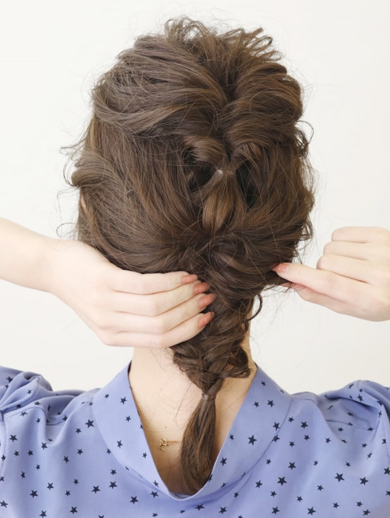 表面の髪を引き出してほぐす【フィッシュボーンアレンジ】