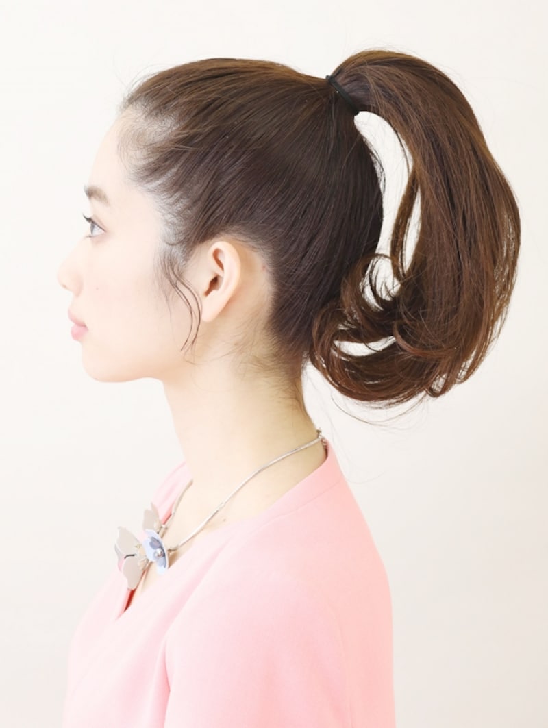 高い位置でひとつに結ぶ【高めの位置のお団子アレンジ】