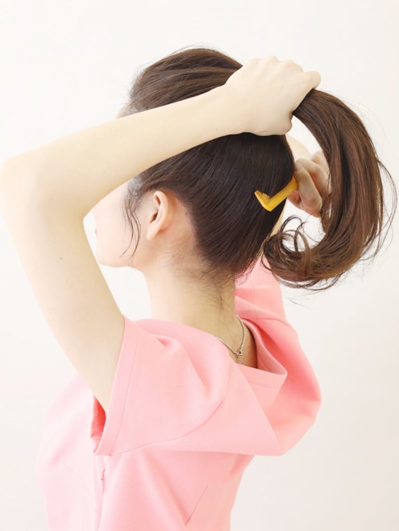 コームを使って髪をひとまとめに【高めの位置のお団子アレンジ】