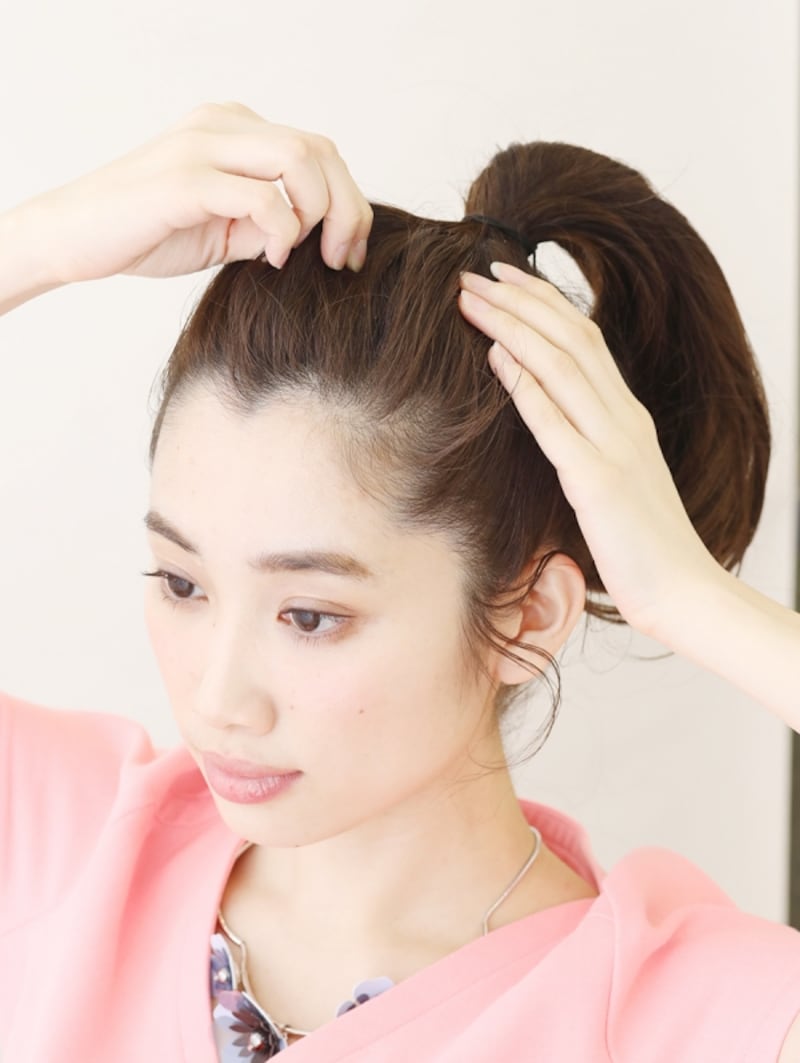 トップの髪を引き出す【高めの位置のお団子アレンジ】