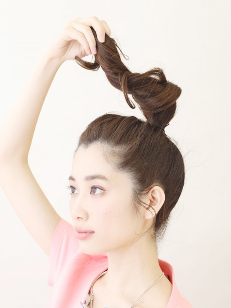 毛束をぐるぐるとねじる【高めの位置のお団子アレンジ】