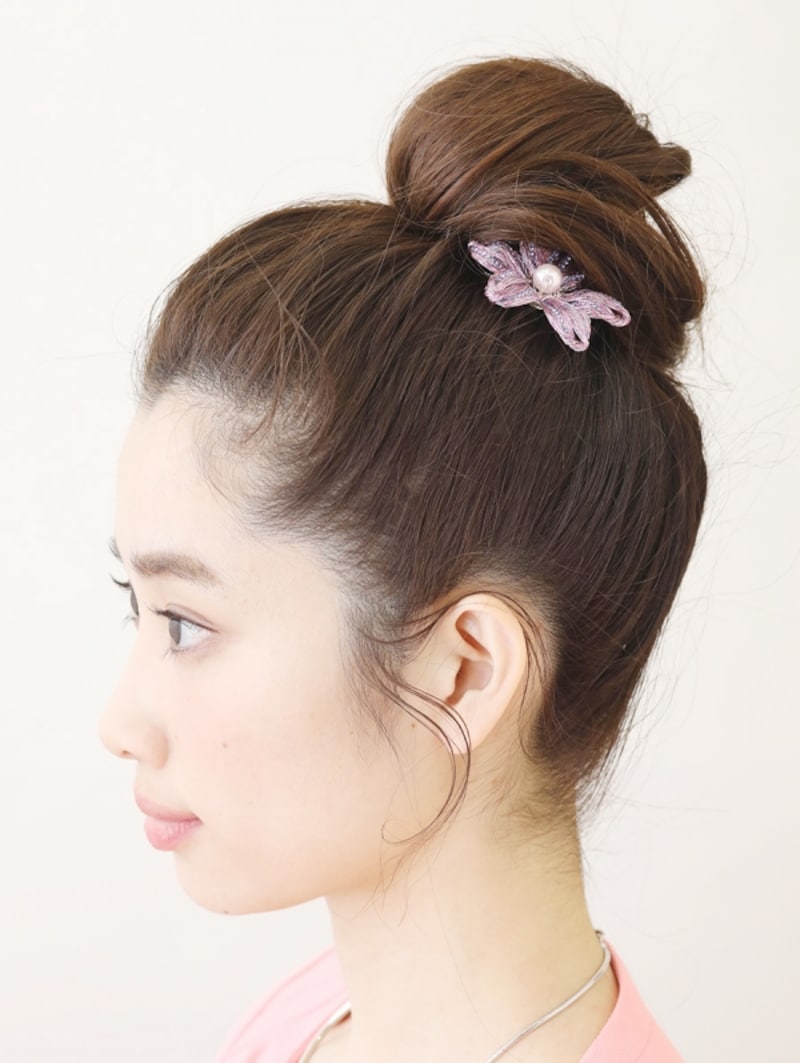 トップの髪を引き出してバランスをとる