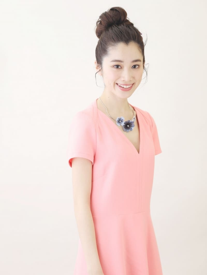 鮮やかなピンクのワンピース