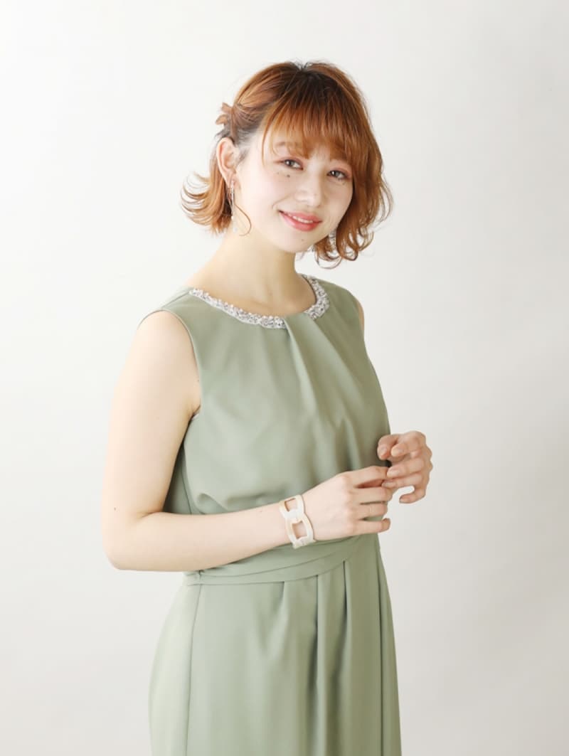 胸元にビーズをあしらったグリーンのワンピース