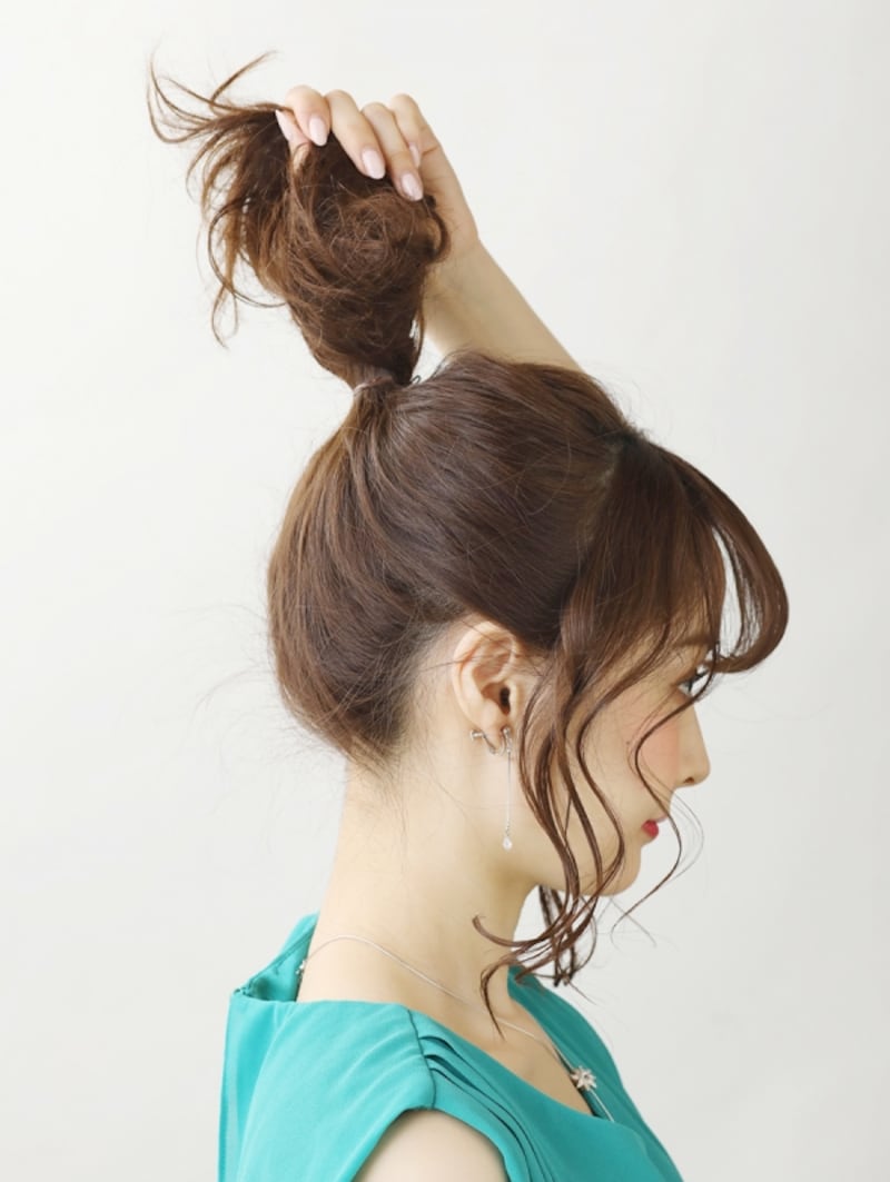 耳の延長線上でひとつに結ぶ【大きめのミディアムお団子へア】