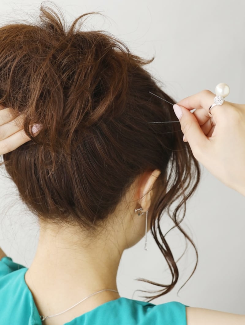 お団子を作り、毛先を散らしてピンで固定【大きめのミディアムお団子へア】