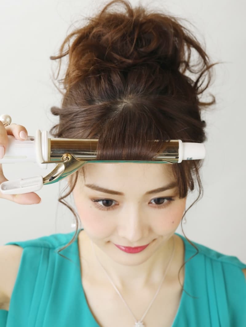 前髪を巻いてワックスで束感を出す【大きめのミディアムお団子へア】