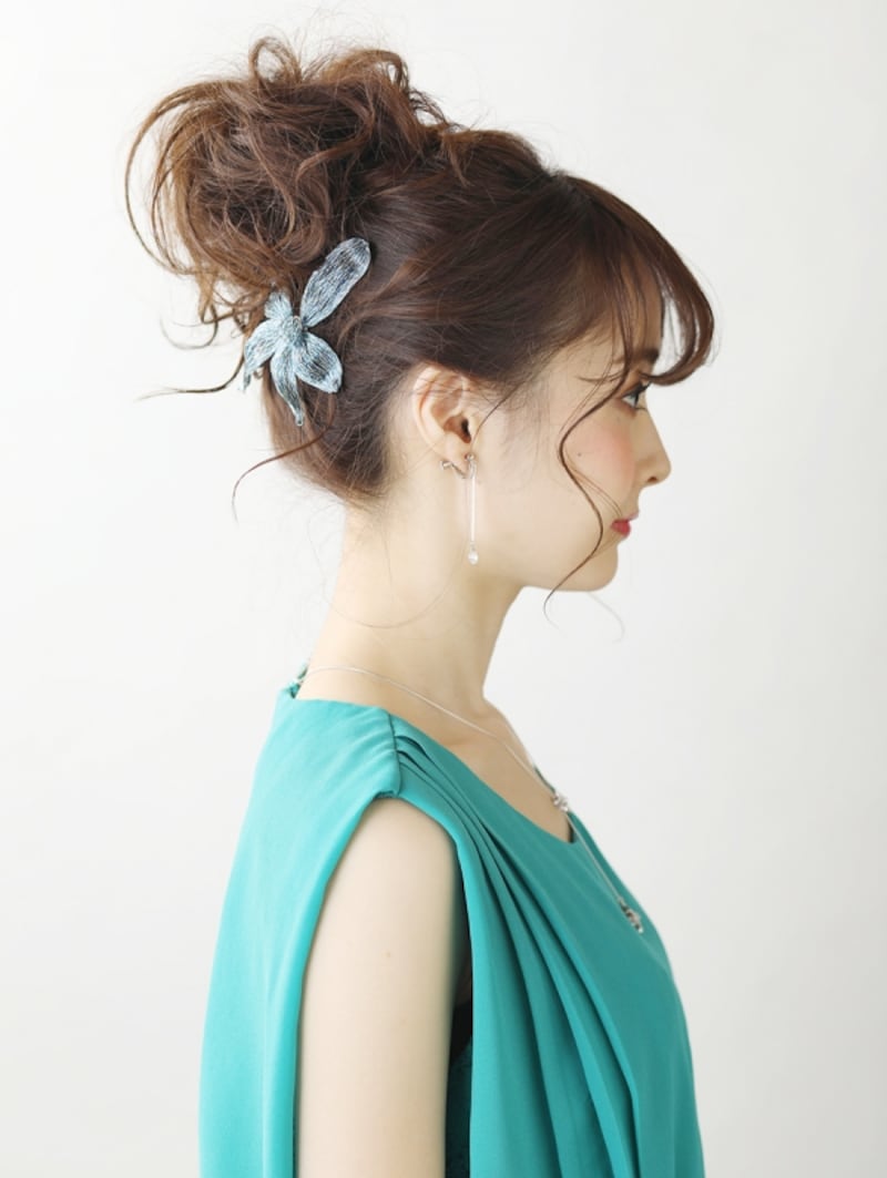 シースルー前髪×大きめお団子のミディアムアレンジ