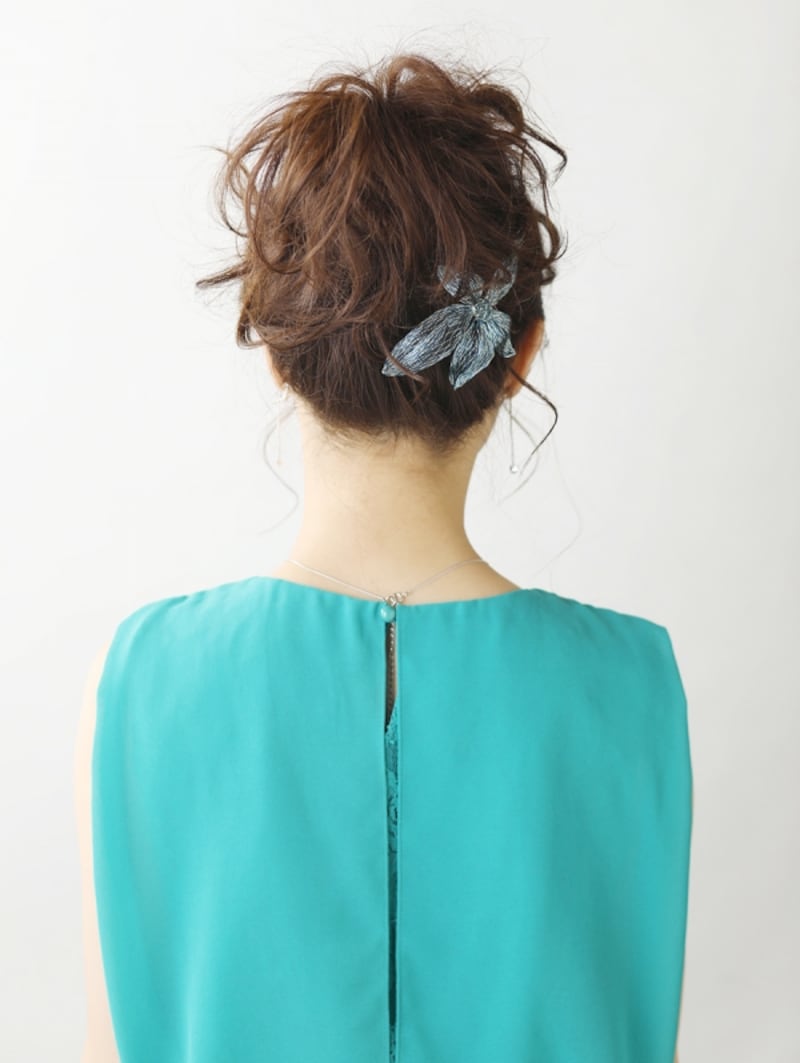 シースルー前髪×大きめお団子のミディアムアレンジ