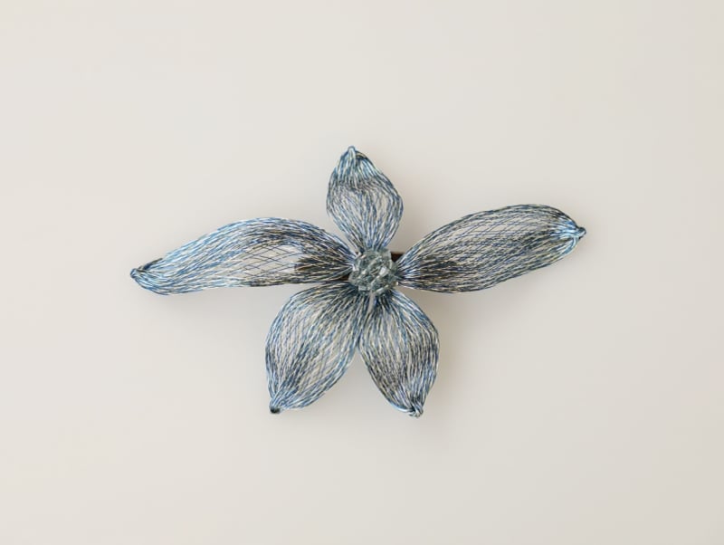 ワイヤー素材がモダンなヘアクリップ