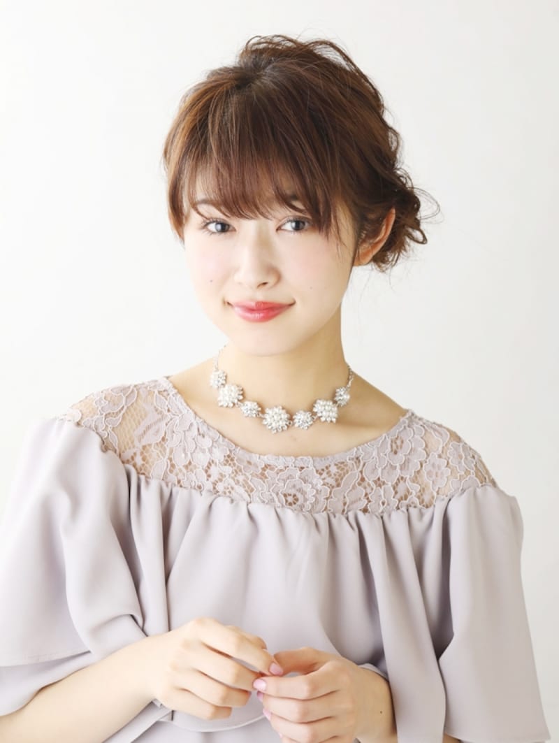 ロングヘアを低めにまとめたお団子ヘアアレンジ